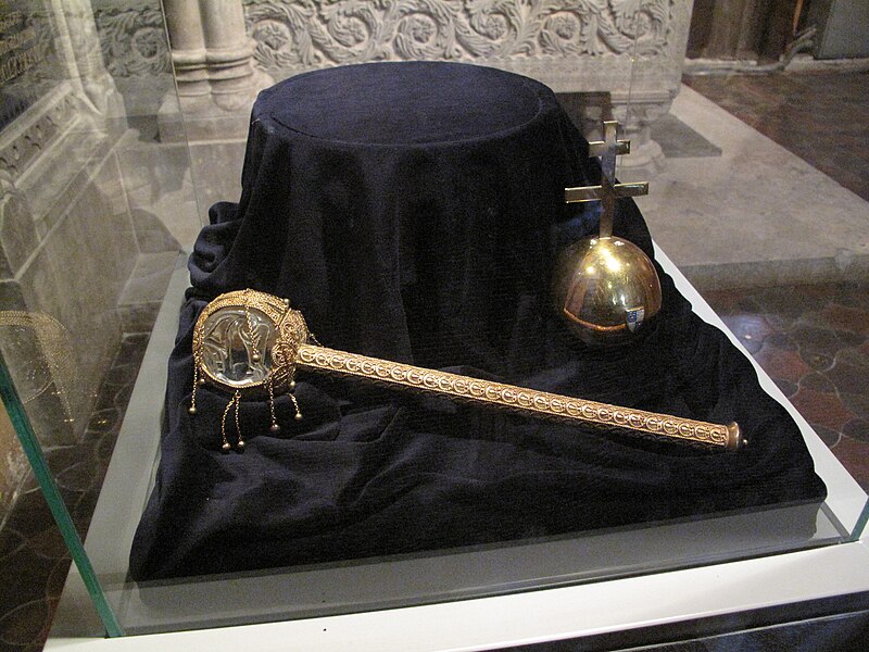 File:Globus cruciger of Hungary and Royal Scepter of Hungary. Matthias Church, Budapešť 0523.jpg