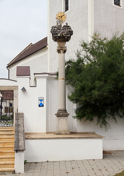 File:Gols - Dreifaltigkeitssäule, Marktgasse.JPG