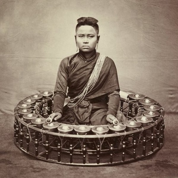 Instrument labeled "peatkong" c. 1870 at the Cambodian court. Today known as the kong von toch, it may generically be called gong chimes.