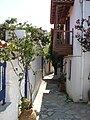 Tipična ulica starog dela Skopelosa