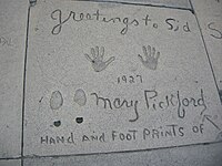 Các dấu chân và dấu tay của Pickford tại Nhà hát Trung Quốc của Grauman ở Hollywood, California