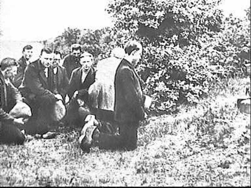 File:Groep geknielde mannen PBK H. Tijhuis, Ootmarsum - Ootmarsum - 20507071 - RCE.jpg