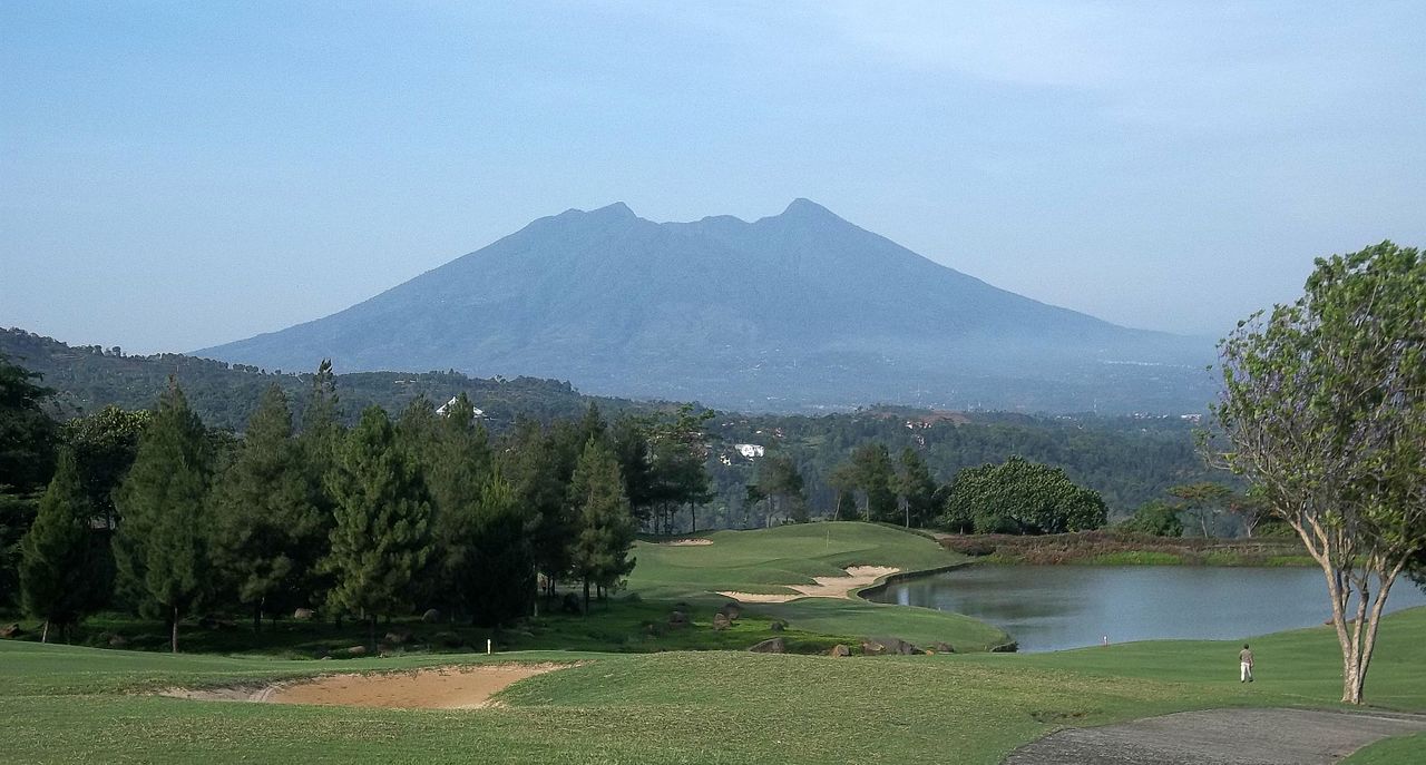 Gunung Salak Dilihat dari Rainbow Hill Golf Bogor