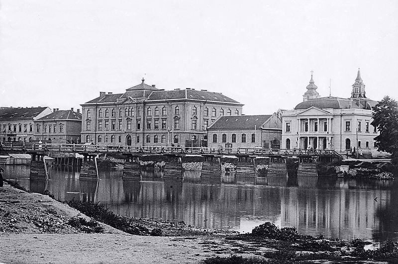 File:Híd a Temes folyón. Háttérben az Eötvös soron (Strada Coriolan Brediceanu) a Főgimnázium (ma Coriolan Brediceanu Nemzeti Kollégium) és a Városi Színház épülete. Fortepan 86889.jpg