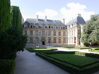 オテル・ド・シュリー (Hôtel de Sully)。かつて世界初のビジネス学校ESCP EUROPEが入居していた。