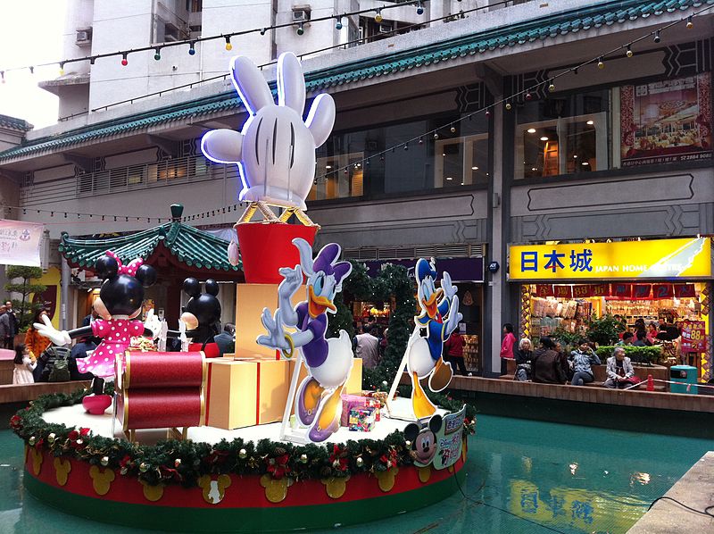 File:HK Aberdeen Centre Square fountain Disney cartoon Christmas decor Nov-2012 Japan Home City shop sign.JPG