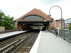 Hamburk - U-Bahnhof Mundsburg (13239122895) .jpg