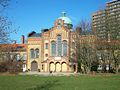 Deutsch: Das Schröderstift, Schröderstiftstrasse 34 in Hamburg-Eimsbüttel. Gestiftet von Johann Heinrich Schröder, erbaut im Stile des Historiums 1852, nach Plänen des Architekten Albert Rosengarten. 1896 erweitert nach Plänen von Albert Petersen.