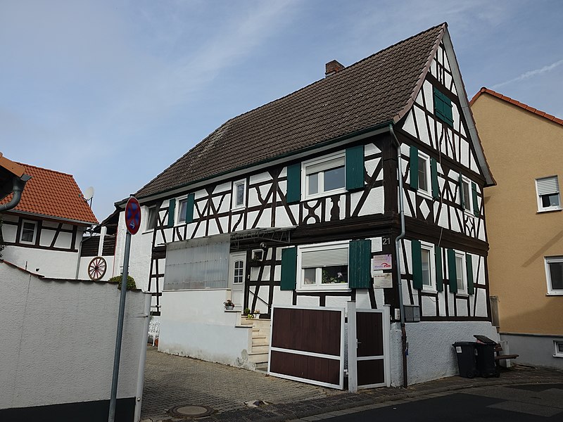 File:Hanau-Mittelbuchen, Planstraße 21.jpg