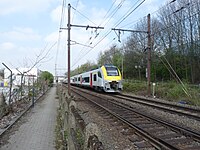 Chemin d'accès le long des voies.