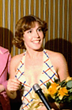 Helen Reddy Cropped Frame 28A (1976-03-27)(Gerald Ford Library) (cropped) (cropped).jpg