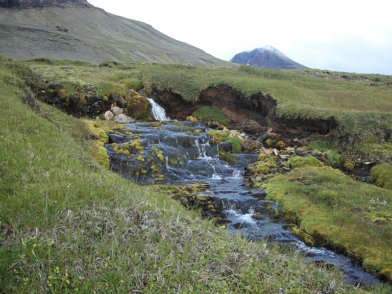 File:Hiking between Esja and Thingvellir 19.jpg