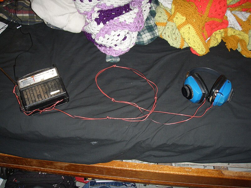 File:Homemade high level headphones with portable radio 01.jpg