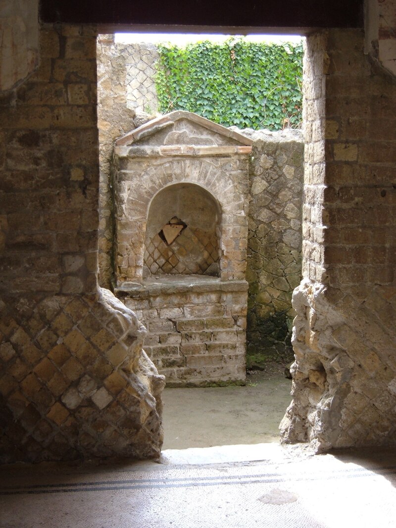 House altar, Herculaneum 2005.jpg