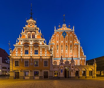 "House_of_Blackheads_at_Dusk_2,_Riga,_Latvia_-_Diliff.jpg" by User:Diliff