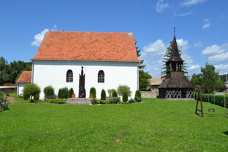 File:Hubovo - Reformovaný kostol a zvonica -a.jpg