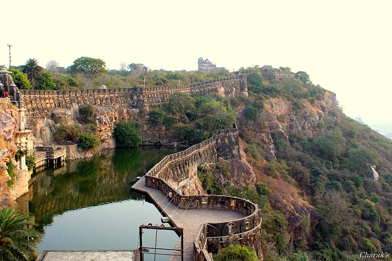 File:Huge Chittaurgarh Fort.jpg