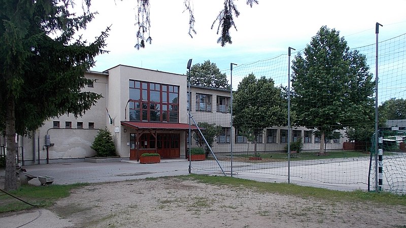 File:Huzella School, Building A, south, 2020 Göd.jpg