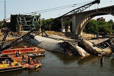 Авария с мостом в сша. Мост i-35w через Миссисипи. Мост через Миссисипи обрушение 2007. Мост в Миннеаполисе через Миссисипи. Разрушенный мост.