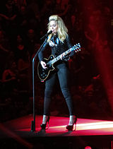 Gitara chalayotgan Madonna