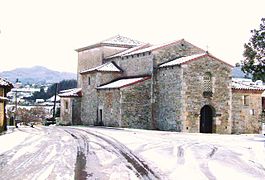 La iglesia cubierta de nieve
