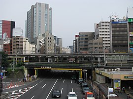 飯田橋交差点から飯田橋の街並みを望む。