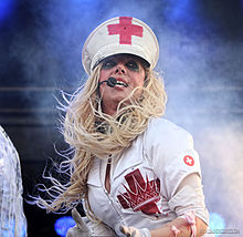 Brink, 2013 Fort Rock Festivali'nde In This Moment ile performans sergiliyor