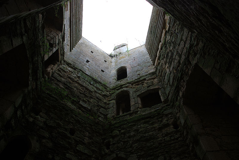 File:Inside the castle (2043611516).jpg