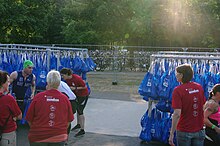 Farbfoto von Freiwilligen bei einem Triathlon-Rennen