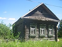 Une cabane russe typique : isba dans le village de Kulashino dans l'oblast de Tver