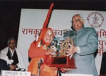 Rambhadracharya wordt gepresenteerd van de Vani Alankarana Puraskara