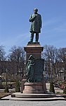 Staty av fadern Johan Ludvig Runeberg i Esplanadparken i Helsingfors.