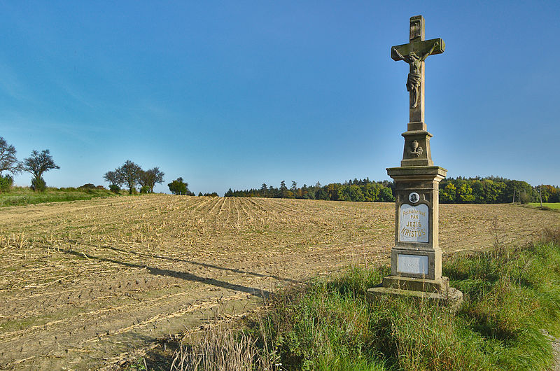 File:Kříž za obcí u silnice na Krakovec, Raková u Konice, okres Prostějov.jpg