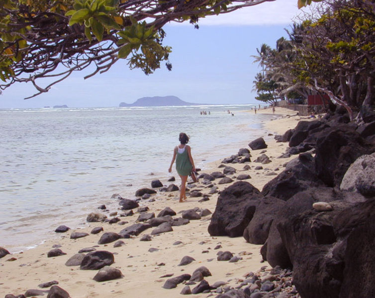 File:Kaaawa Beach walk.jpg