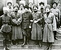 Vəhşi Diviziyanın zabitləri İmam Şamilin nəvəsi ilə. Petroqrad, 31 avqust 1917-ci il. Ön sırada soldan sağa: Danyal Mavrayev, Məhəmməd Cəfərov, Ümumrusiya müsəlmanları cəmiyyətinin üzvü Məhəmməd-Zahid Şamil (Şeyx Şamilin nəvəsi), Аrtsxan-Hacı Murad, Əhməd Xan Avarskiy.