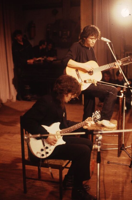 Viktor Tsoi and Yuri Kasparyan at a concert in Leningrad, 1986.