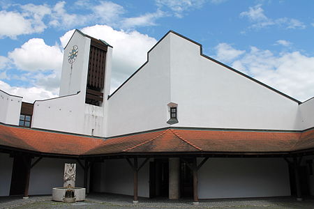 Kirche und Pfarrzentrum in Diesenbach