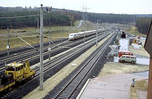 Ein ICE 1 Richtung Fulda passiert den Betriebsbahnhof (ca. 1991).