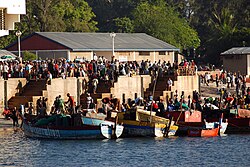 Вид на 3 из 5 причалов рыбного рынка Кивукони в дневное время.
