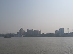 La ciudad de Calcuta a lo largo de las orillas del Hugli