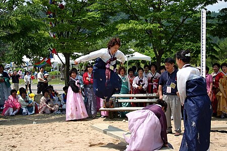 Fail:Korea-Andong-Dano Festival-Seesawing-02.jpg