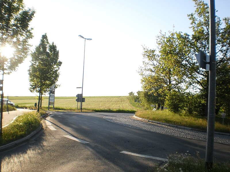 File:Kreisverkehr Ortsrand Marburg-Stadtwald und Äcker am Hasenkopf, 2018-05-07.jpg