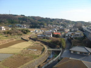 葛川 2007年1月14日撮影。右側の道路が神奈川県道71号秦野二宮線の新道、左奥のガードレールが旧道。葛川段丘の両端を走る。