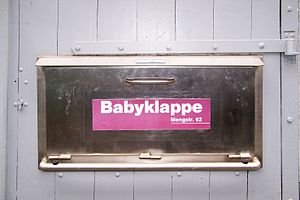 Babyklappe: Geschichte, Funktionsweise, Babyklappen in verschiedenen Ländern