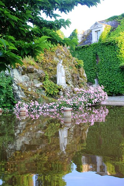 File:La Vierge à l'enfant les pieds dans l'eau !.jpg