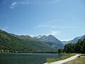 Lac de Génos-Loudenvielle avec en arrière plan les Pyrénées
