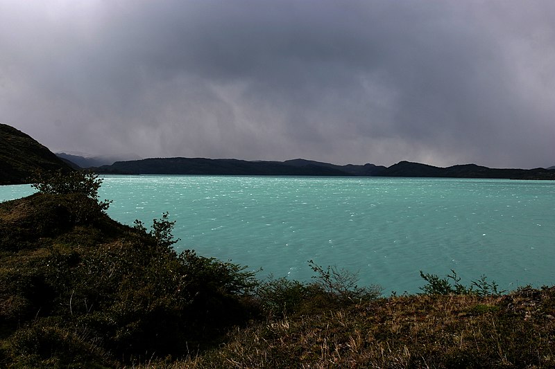 File:Lago Pehoe.jpg