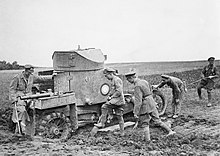 Tropas da Divisão de Blindados Russa resgatando um Lanchester atolado na lama na Galícia (porção austro-húngara da Polónia) durante a retirada da Ofensiva de Kerensky, verão de 1917. Note a metralhadora Lewis na caixa traseira do carro.