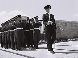 קצין משטרת ישראל עם חרב טקסי במהלך הטקס העלת עצמותיו של אדמונד ג'יימס דה רוטשילד ועצמות אשתו עדה לישראל, אפריל 1954.
