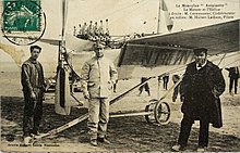 Hubert Latham (Mitte) und Léon Levavasseur (rechts)